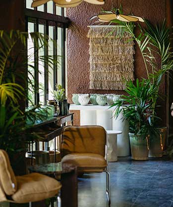 Interior de la cafetería Moka Bloom en Benidorm con mesas y decoración floral