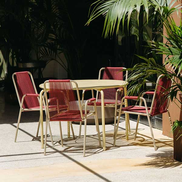 Mobiliario y ambiente interior de Moka Bloom, floristería y cafetería en Benidorm